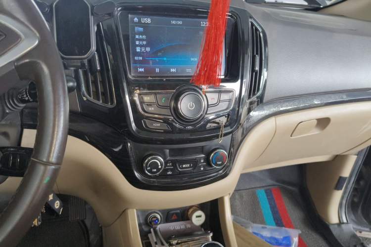 Used Baojun 730 2014 1.5L manual luxury trim 7 seats Audio And AC Panel