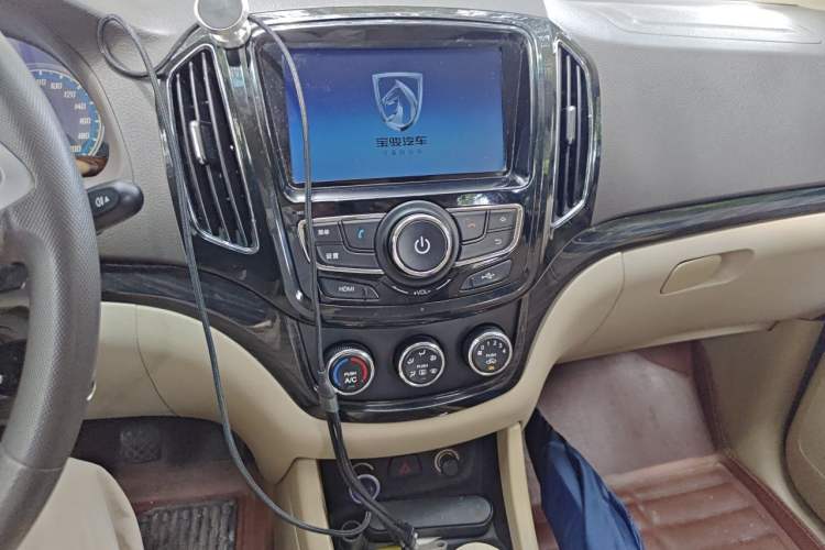 Used Baojun 730 2014 1.5L manual Comfort version 7 seats Audio And AC Panel