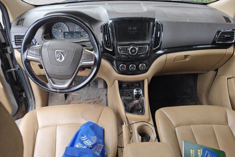 Used Baojun 730 2014 1.5L manual Comfort version 7 seats Center Console