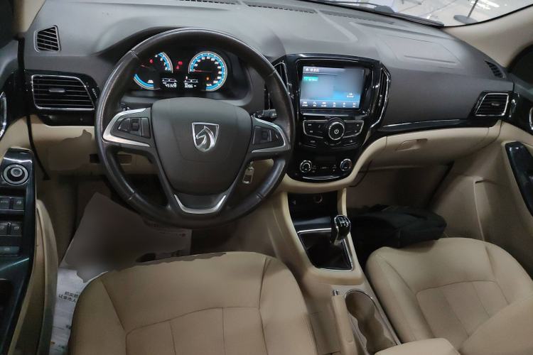 Used Baojun 730 2014 1.5L Manual Luxury Navigation ESP Version 7 Seats Center Console