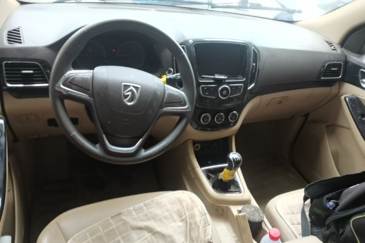 Used Baojun 730 2014 1.5L manual Comfort version 7 seats Center Console