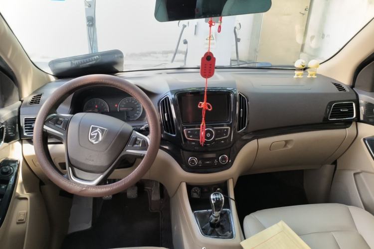Used Baojun 730 2014 1.5L Manual Luxury Navigation ESP Version 7 Seats Center Console