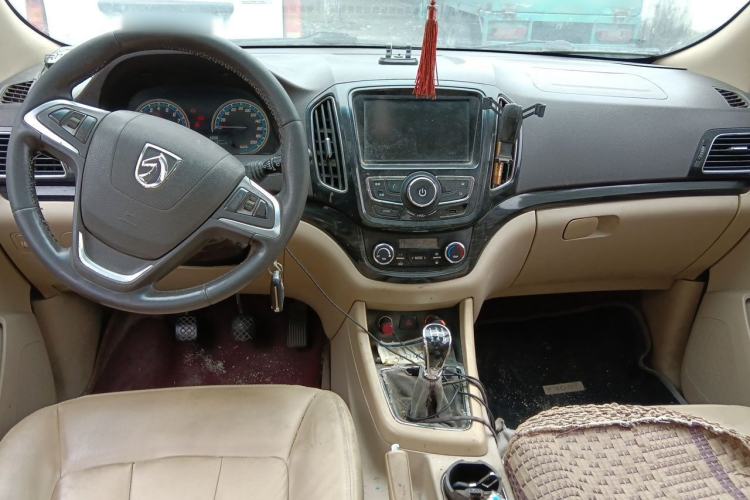 Used Baojun 730 2014 1.5L manual luxury trim 7 seats Center Console