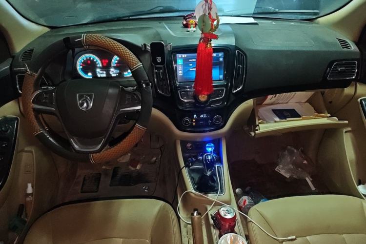 Used Baojun 730 2014 1.5L Manual Luxury Navigation ESP Version 7 Seats Center Console