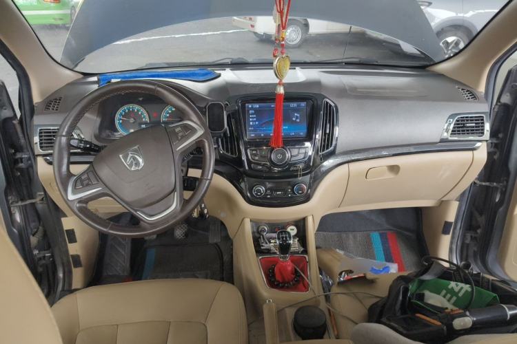 Used Baojun 730 2014 1.5L manual luxury trim 7 seats Center Console