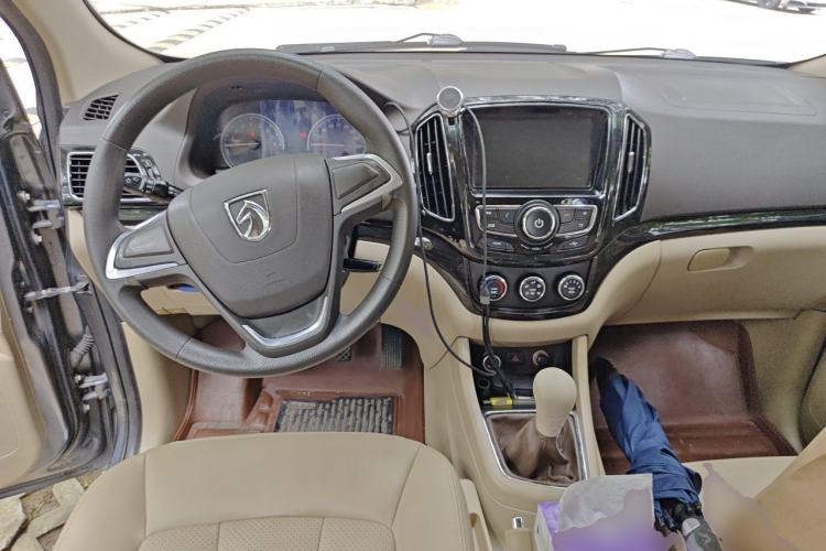 Used Baojun 730 2014 1.5L manual Comfort version 7 seats Center Console