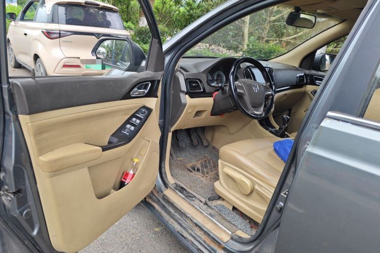 Used Baojun 730 2014 1.5L manual Comfort version 7 seats Driver Seat