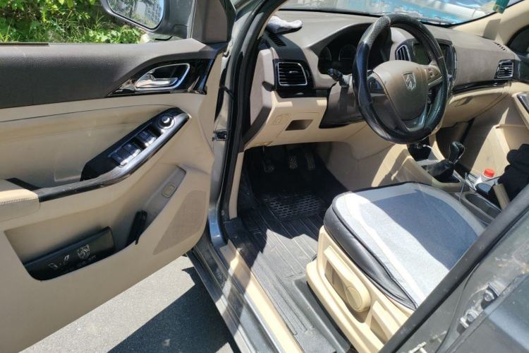 Used Baojun 730 2014 1.5L manual Comfort version 7 seats Driver Seat