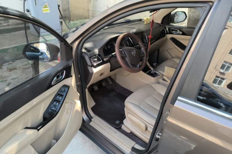 Used Baojun 730 2014 1.5L Manual Luxury Navigation ESP Version 7 Seats Driver Seat