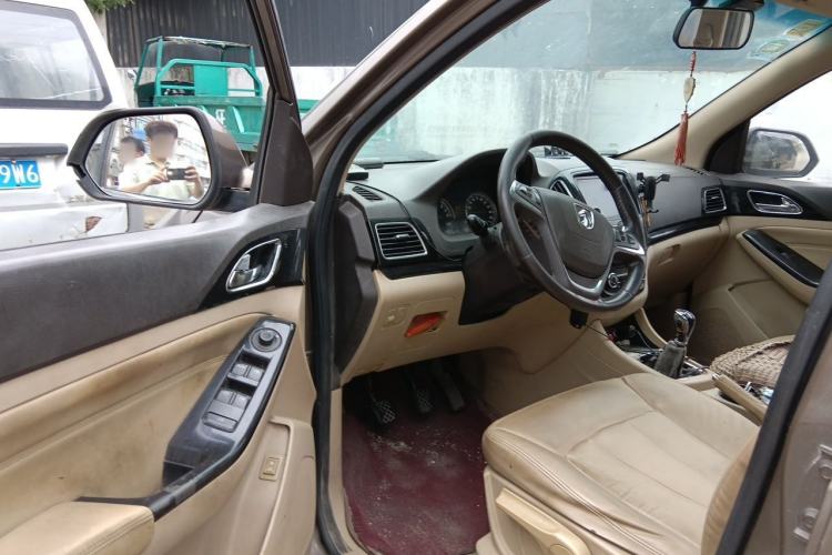 Used Baojun 730 2014 1.5L manual luxury trim 7 seats Driver Seat