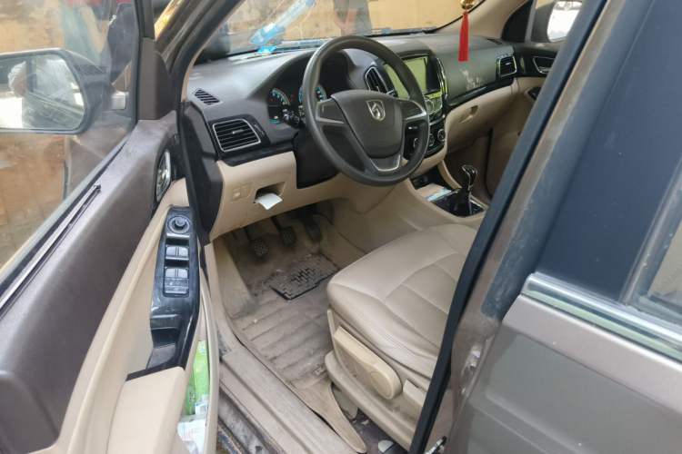Used Baojun 730 2014 1.5L manual Comfort ESP version 7 seats Driver Seat