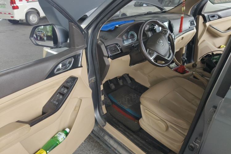 Used Baojun 730 2014 1.5L manual luxury trim 7 seats Driver Seat