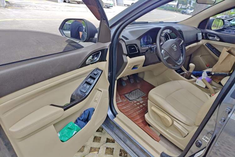 Used Baojun 730 2014 1.5L manual Comfort version 7 seats Driver Seat