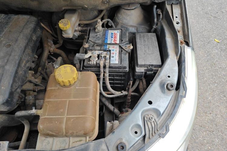 Used Baojun 730 2014 1.5L manual Comfort version 7 seats Engine Bay Left
