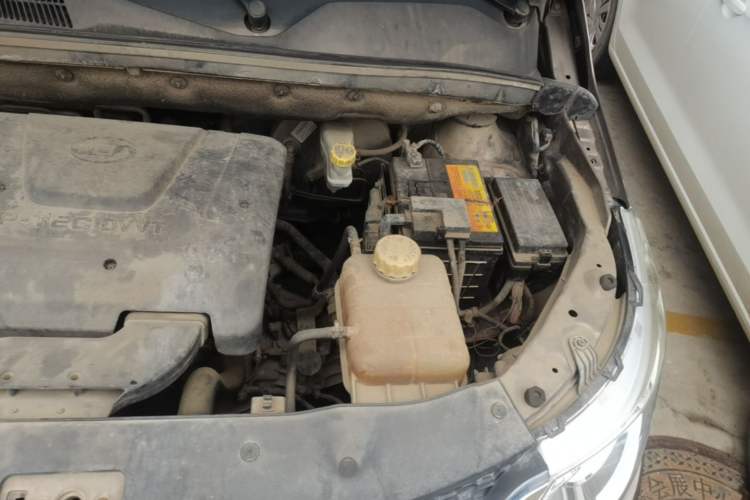 Used Baojun 730 2014 1.5L manual Comfort version 7 seats Engine Bay Left
