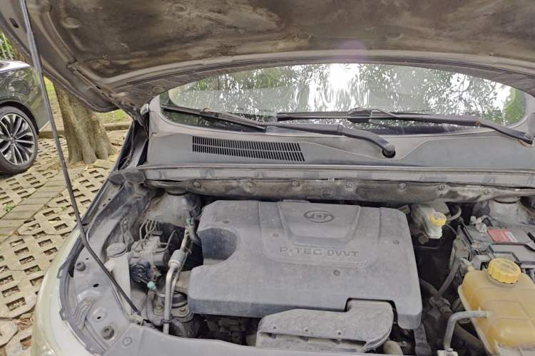 Used Baojun 730 2014 1.5L manual Comfort version 7 seats Engine Bay Right