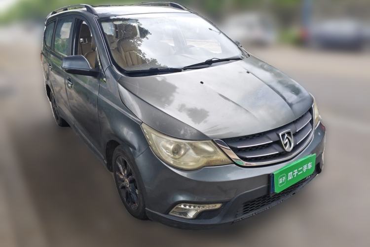 Used Baojun 730 2014 1.5L manual Comfort version 7 seats Front Right 45 Deg