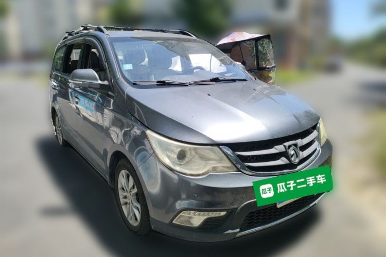Used Baojun 730 2014 1.5L manual Comfort version 7 seats Front Right 45 Deg