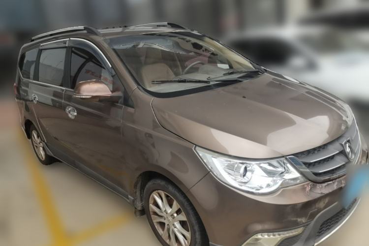 Used Baojun 730 2014 1.5L manual Comfort version 7 seats Front Right 45 Deg