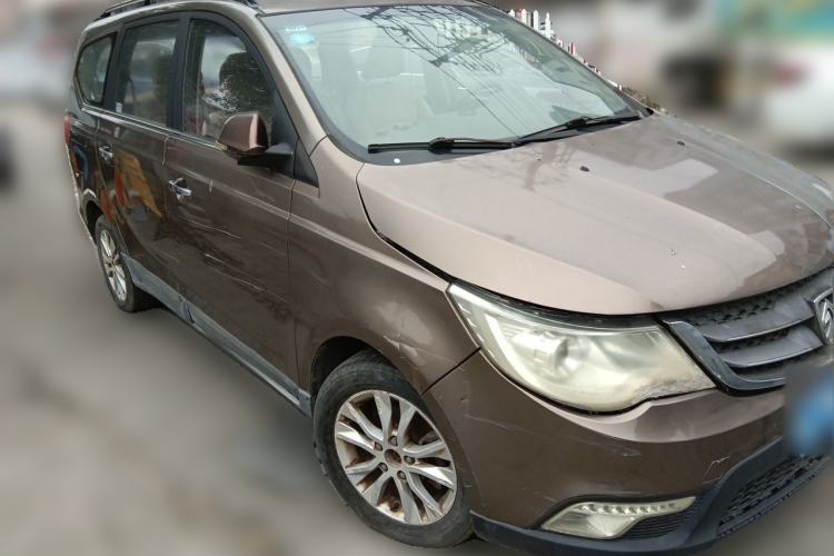 Used Baojun 730 2014 1.5L manual luxury trim 7 seats Front Right 45 Deg