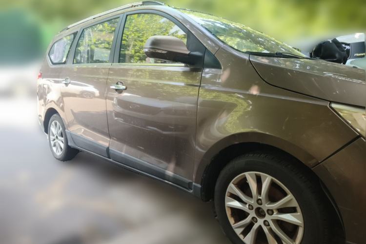 Used Baojun 730 2014 1.5L manual Comfort ESP version 7 seats Front Right 45 Deg