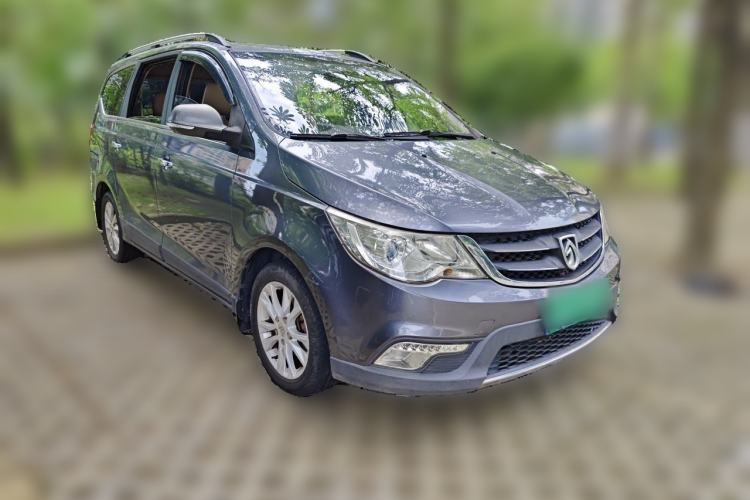 Used Baojun 730 2014 1.5L manual Comfort version 7 seats Front Right 45 Deg