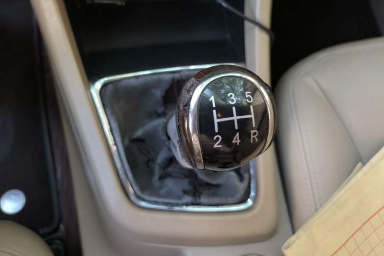 Used Baojun 730 2014 1.5L Manual Luxury Navigation ESP Version 7 Seats Gear Lever