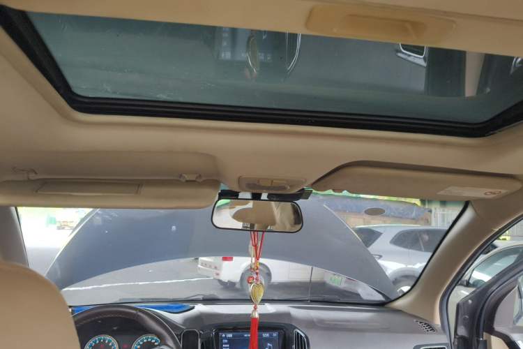Used Baojun 730 2014 1.5L manual luxury trim 7 seats Headliner