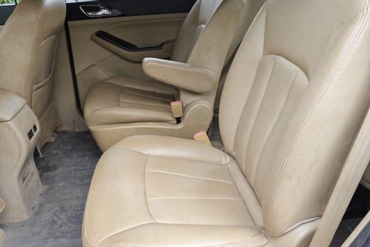 Used Baojun 730 2014 1.5L manual Comfort version 7 seats Left Rear Seat