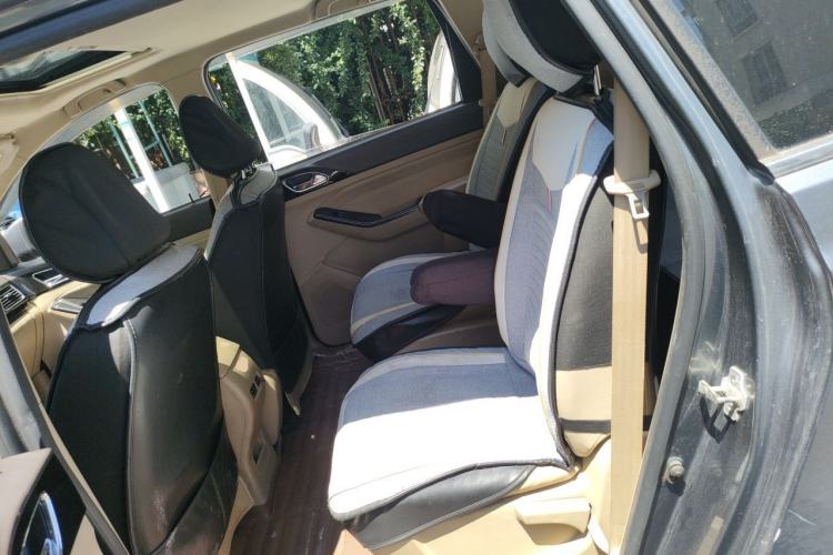 Used Baojun 730 2014 1.5L manual Comfort version 7 seats Left Rear Seat