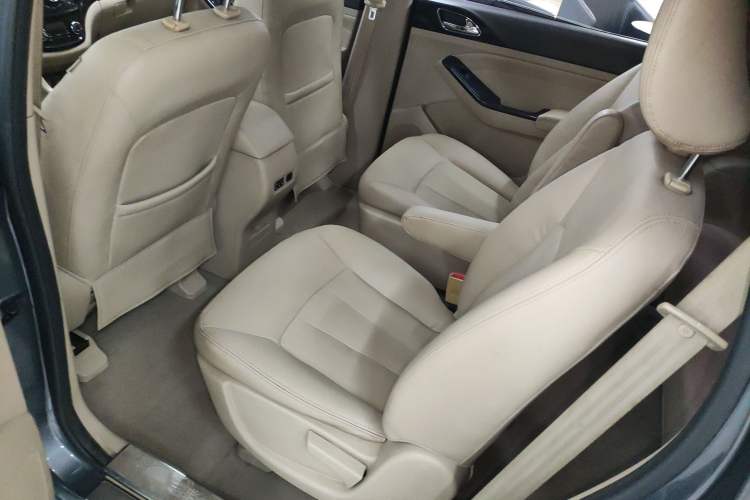 Used Baojun 730 2014 1.5L Manual Luxury Navigation ESP Version 7 Seats Left Rear Seat