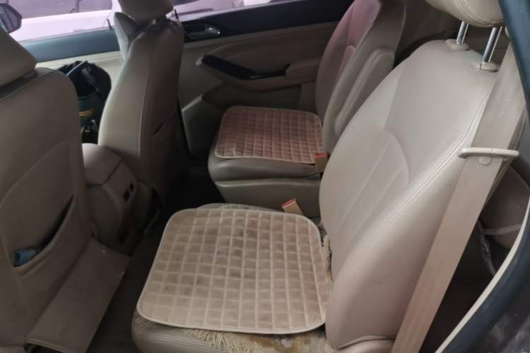 Used Baojun 730 2014 1.5L manual Comfort version 7 seats Left Rear Seat