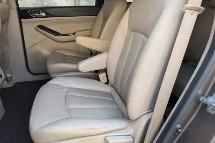 Used Baojun 730 2014 1.5L Manual Luxury Navigation ESP Version 7 Seats Left Rear Seat