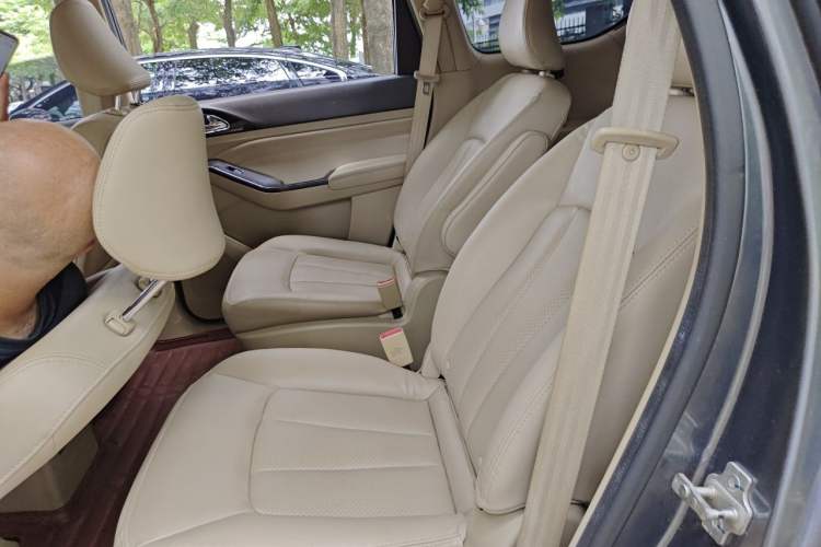 Used Baojun 730 2014 1.5L manual Comfort version 7 seats Left Rear Seat
