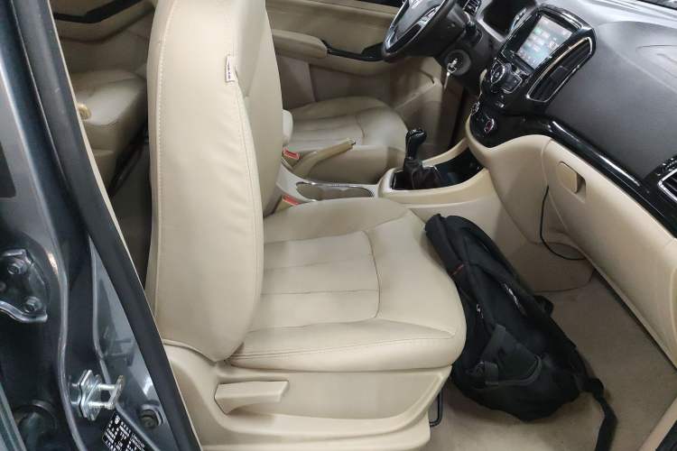 Used Baojun 730 2014 1.5L Manual Luxury Navigation ESP Version 7 Seats Right Front Seat