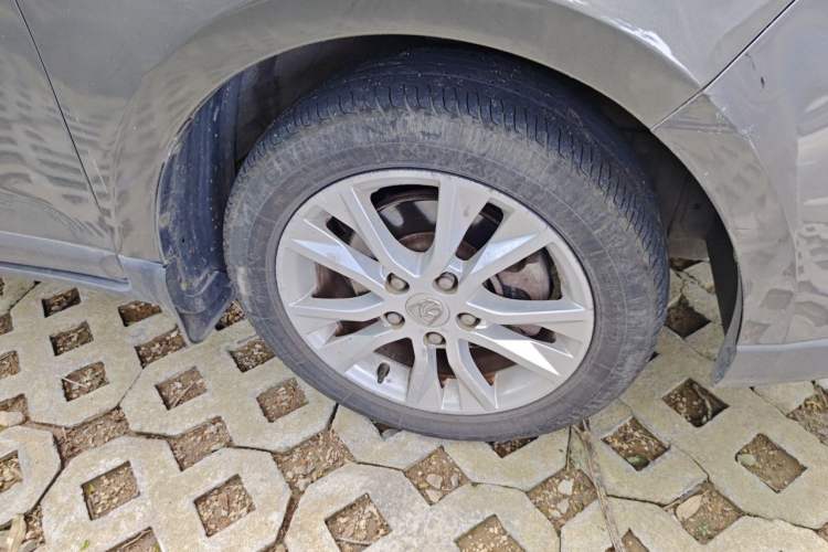 Used Baojun 730 2014 1.5L manual Comfort version 7 seats Right Front Wheel Hub