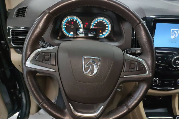 Used Baojun 730 2014 1.5L Manual Luxury Navigation ESP Version 7 Seats Steering Wheel