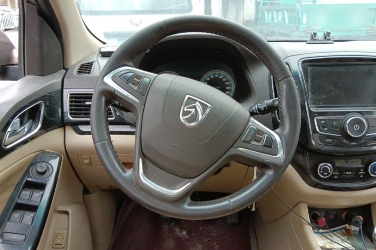 Used Baojun 730 2014 1.5L manual luxury trim 7 seats Steering Wheel