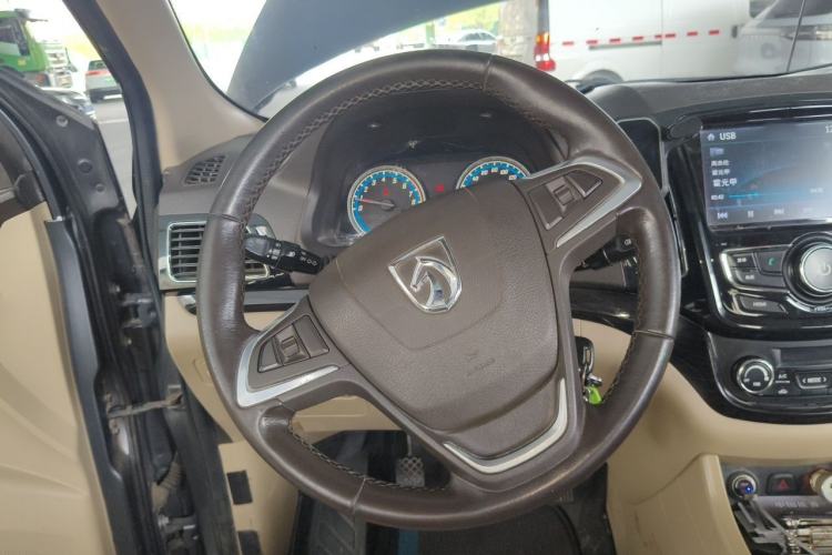 Used Baojun 730 2014 1.5L manual luxury trim 7 seats Steering Wheel