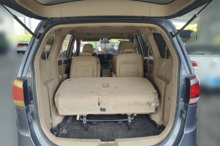 Used Baojun 730 2014 1.5L manual luxury trim 7 seats Trunk