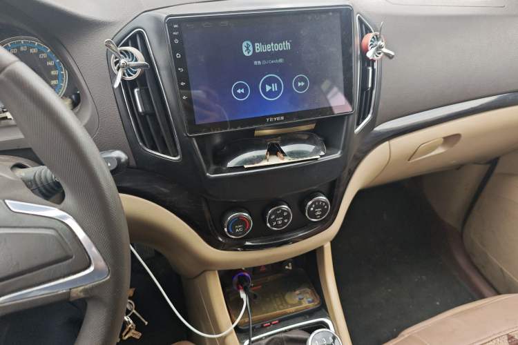 Used Baojun 730 2014 1.5L manual Comfort version 7 seats Audio And AC Panel