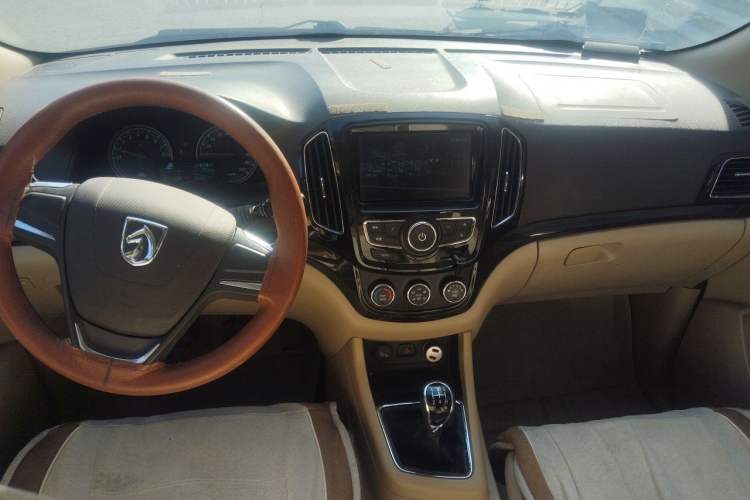 Used Baojun 730 2014 1.5L manual Comfort ESP version 7 seats Audio And AC Panel
