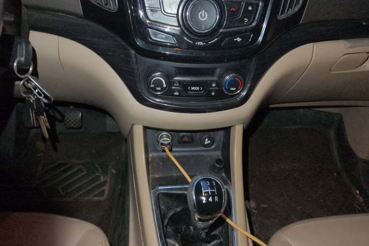 Used Baojun 730 2014 1.5L Manual Luxury Navigation ESP Version 7 Seats Audio And AC Panel