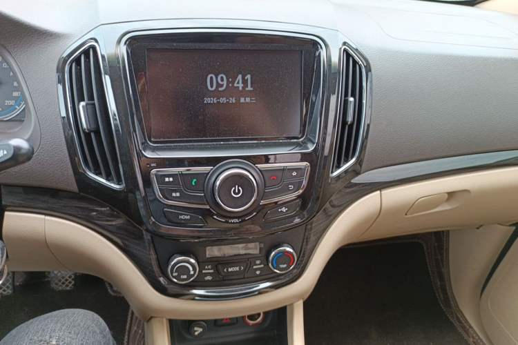 Used Baojun 730 2014 1.5L manual luxury trim 7 seats Audio And AC Panel