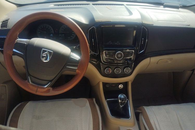 Used Baojun 730 2014 1.5L manual Comfort ESP version 7 seats Center Console