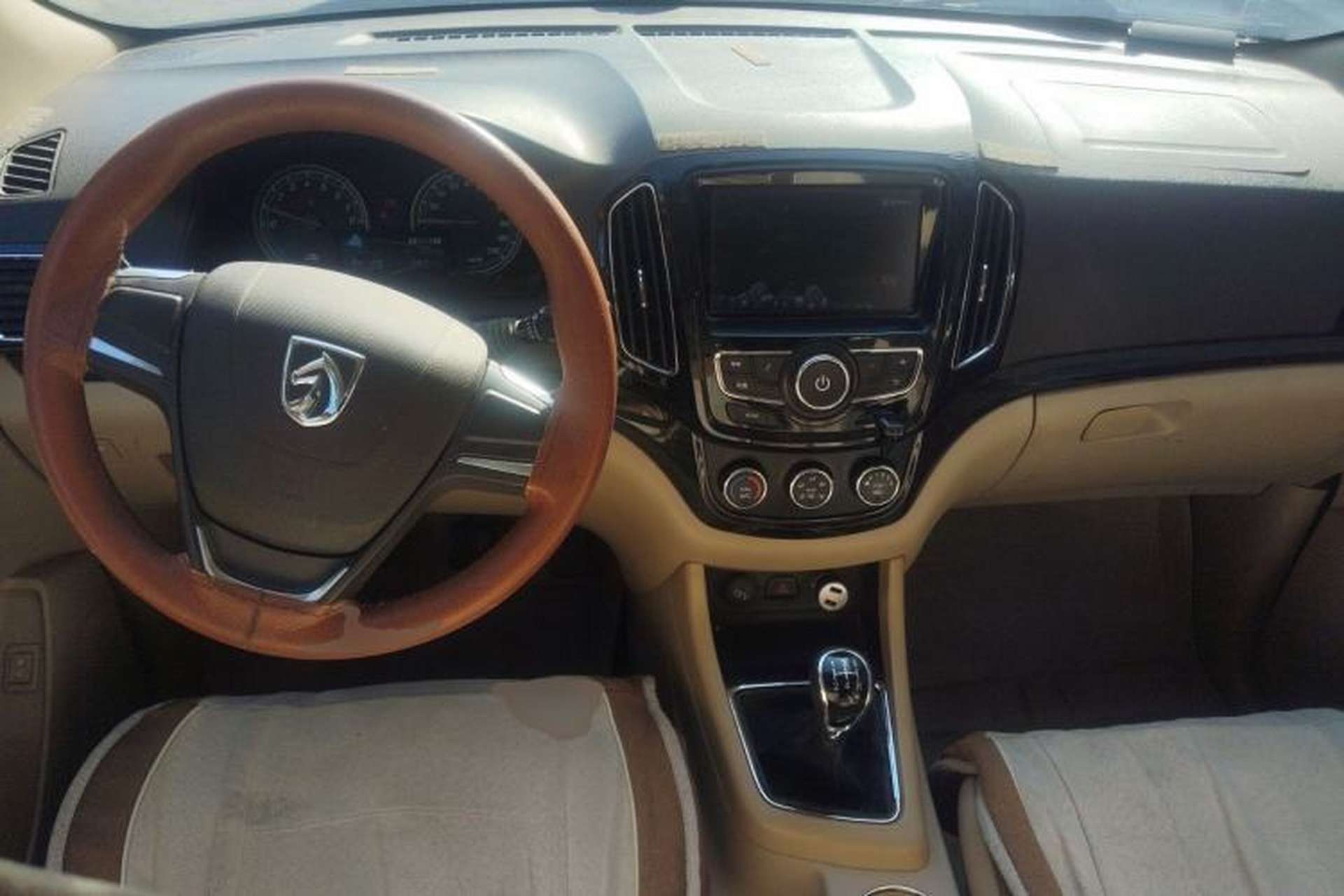 Used Baojun 730 2014 1.5L manual Comfort ESP version 7 seats Center Console