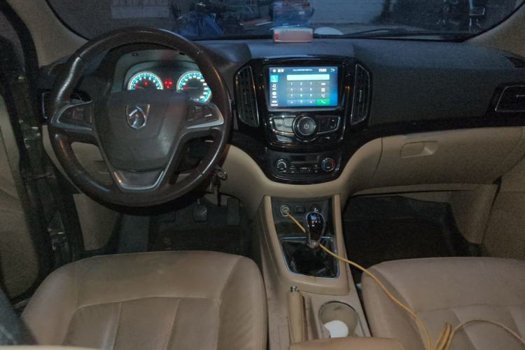 Used Baojun 730 2014 1.5L Manual Luxury Navigation ESP Version 7 Seats Center Console