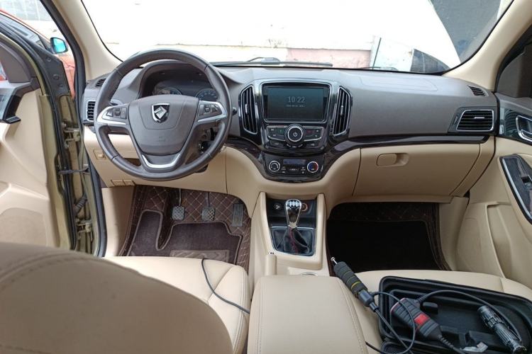 Used Baojun 730 2014 1.5L manual luxury trim 7 seats Center Console