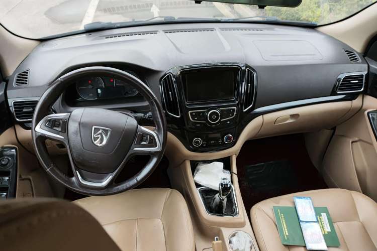 Used Baojun 730 2014 1.5L Manual Luxury Navigation ESP Version 7 Seats Center Console