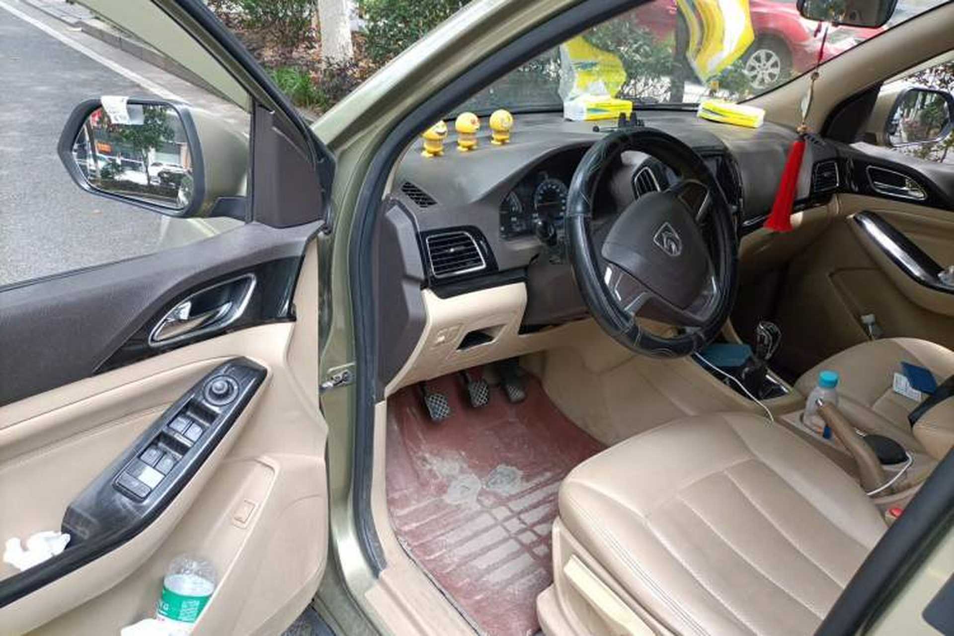 Used Baojun 730 2014 1.5L manual Comfort version 7 seats Driver Seat